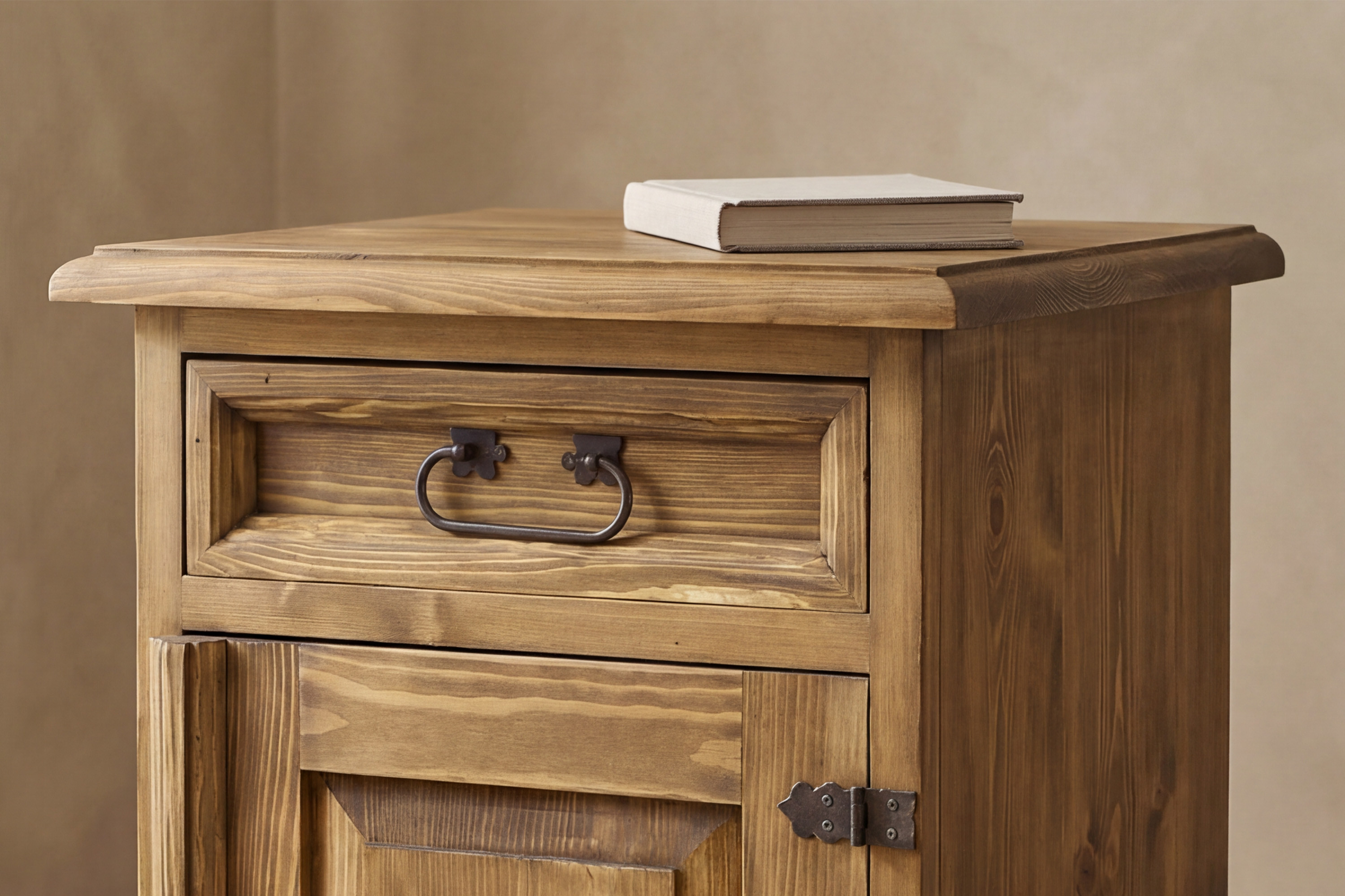 Detail rustikálneho nočného stolíka s povrchovou úpravou medový vosk