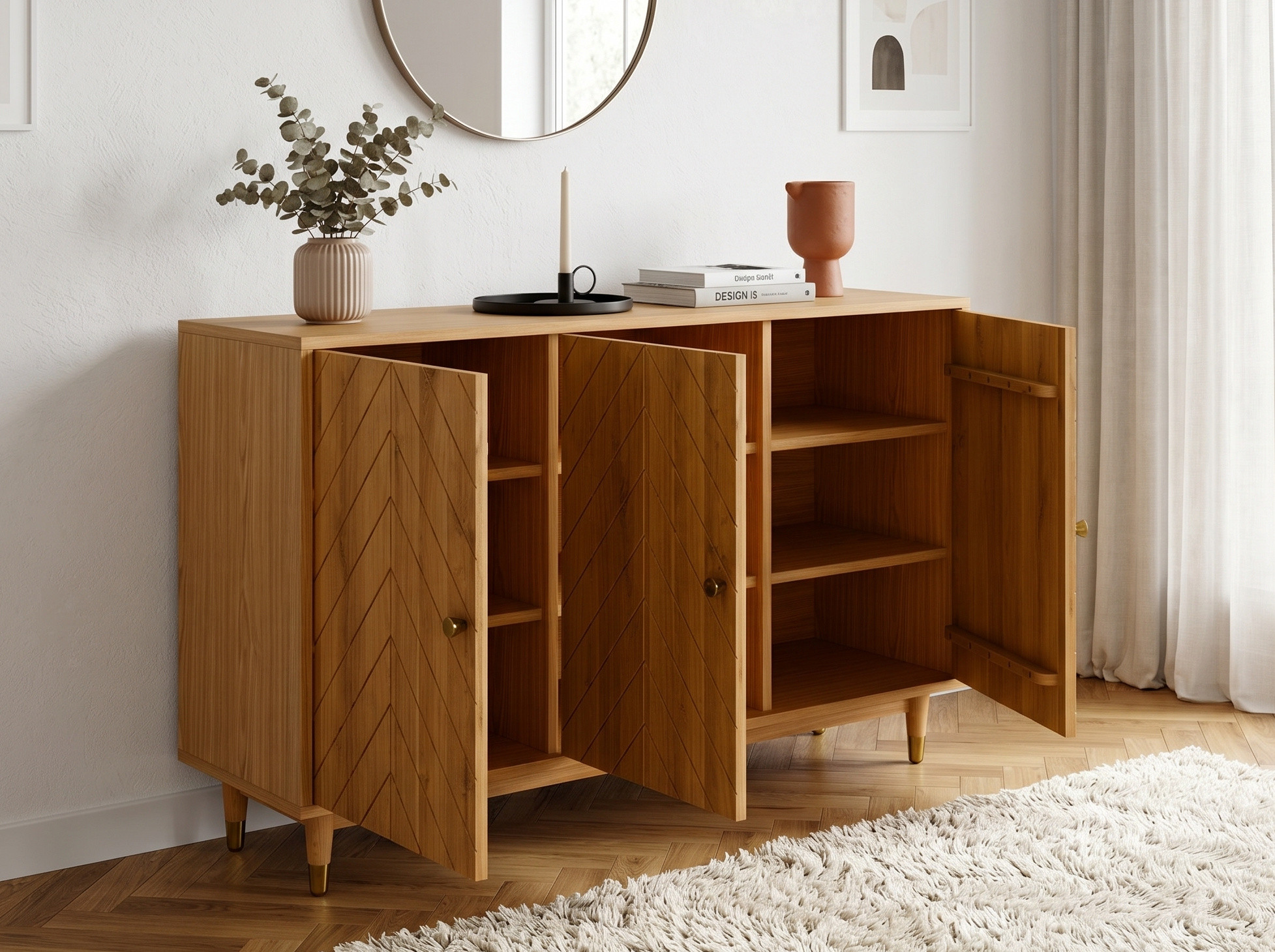 Detail mosadzných úchytiek na dubovej komode