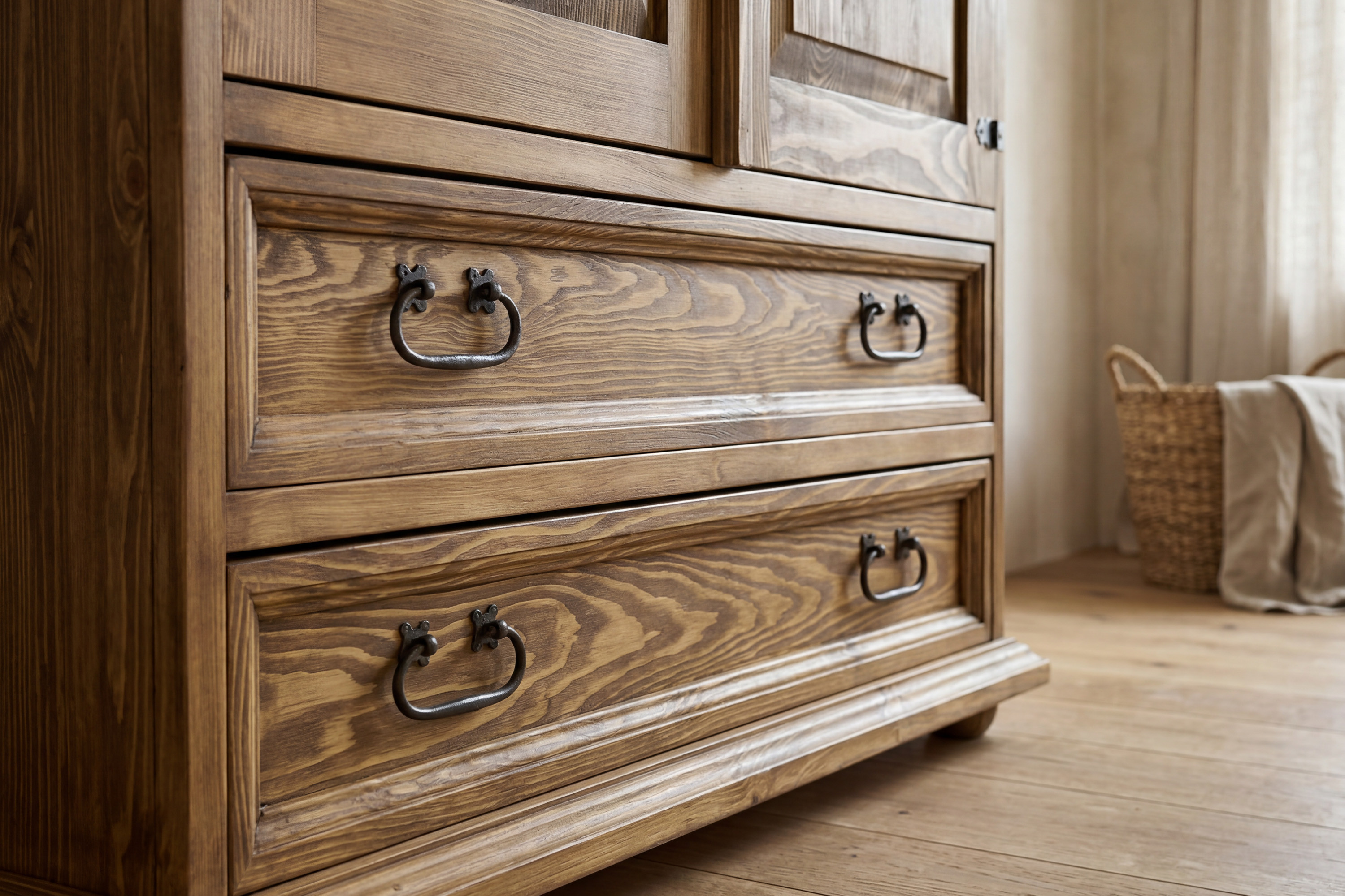 A Venkov rusztikus komód ajtóinak, fiókjainak és viaszolt felületének részlete
