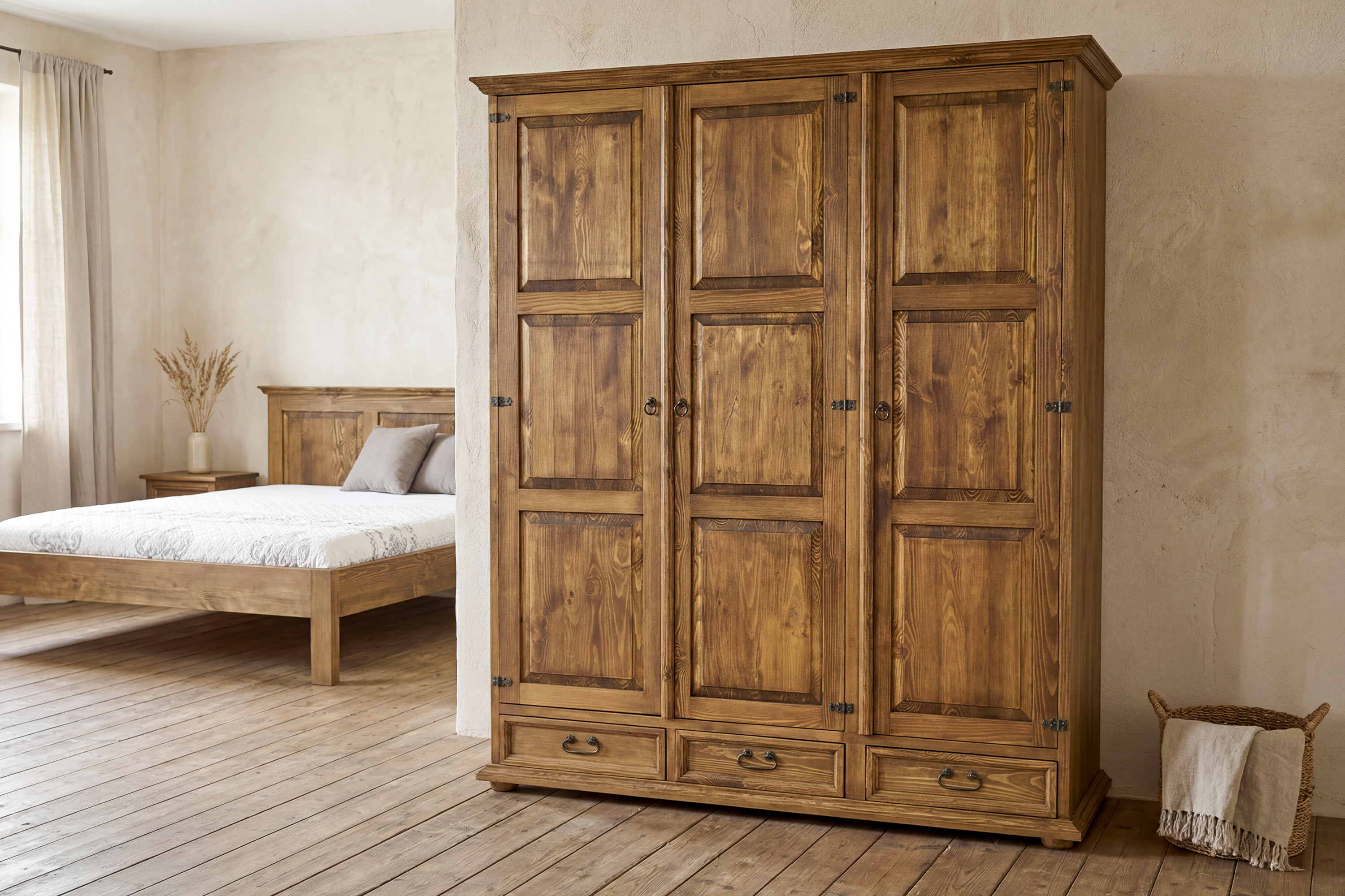 Trojdverová rustikálna skriňa vo francúzskom štýle z masívnej borovice