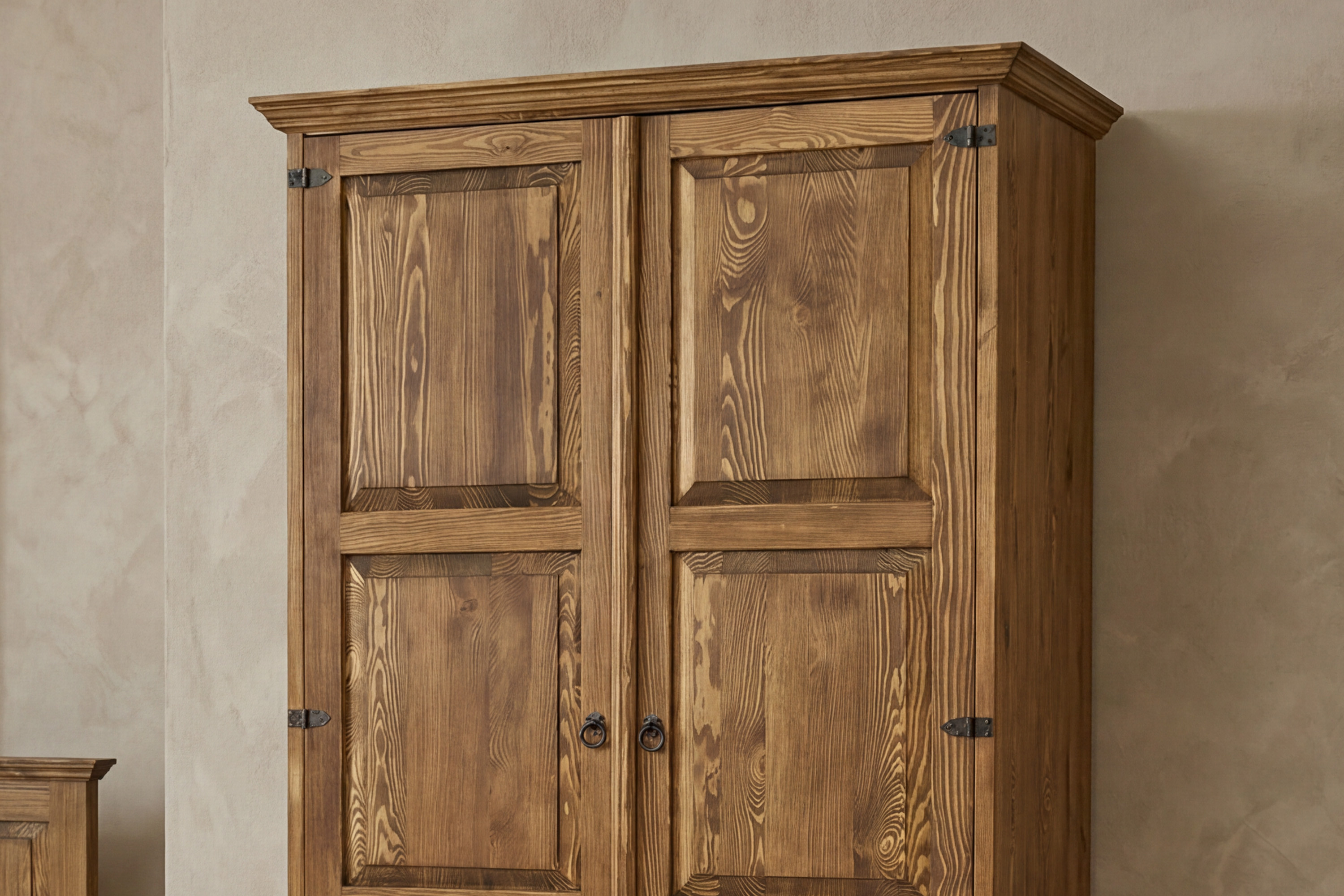Detail rustikálnej šatníkovej skrine Delena z borovicového masívu s voskovaným povrchom