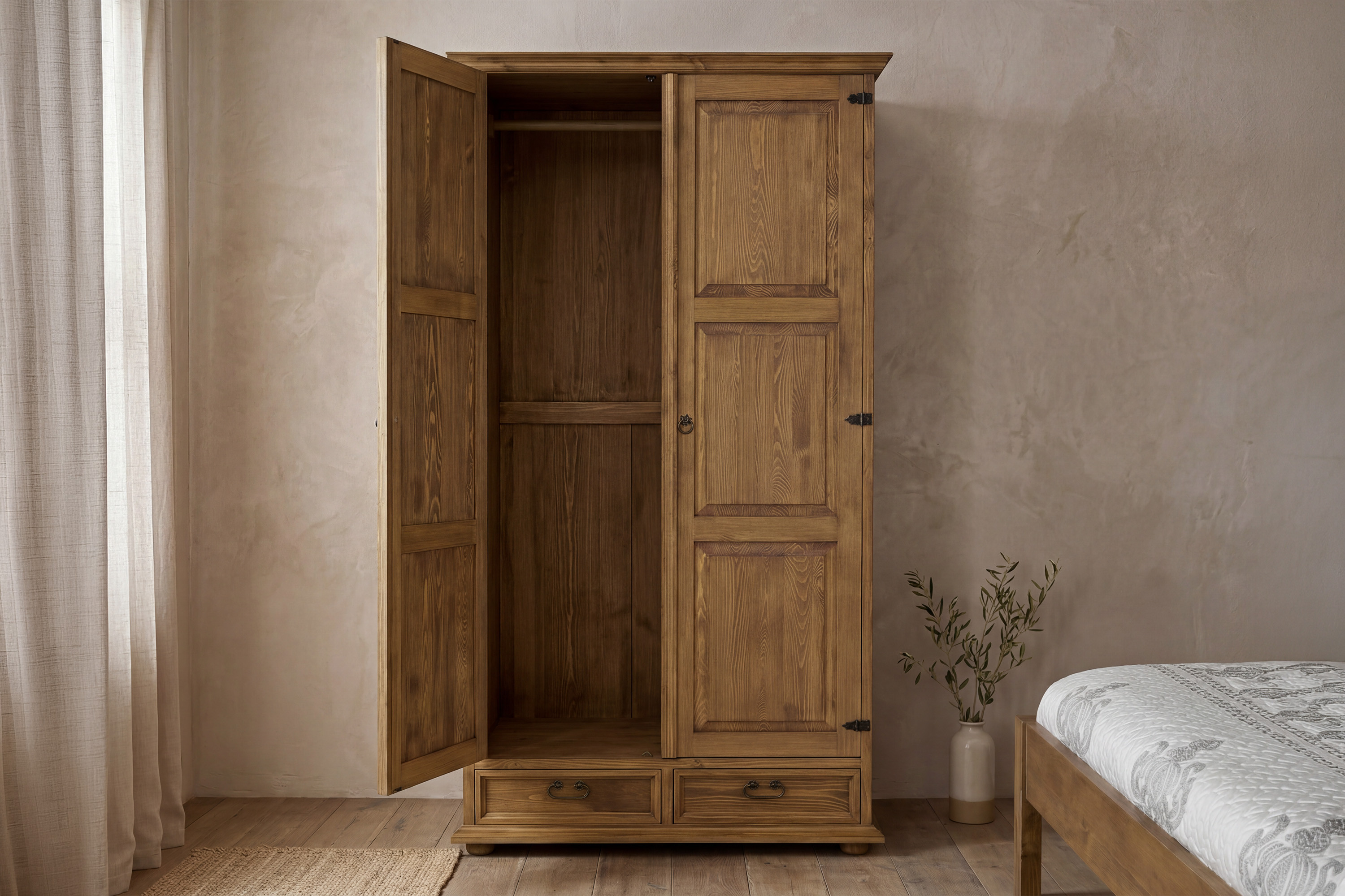 Detail rustikálnej šatníkovej skrine Delena z borovicového masívu s voskovaným povrchom