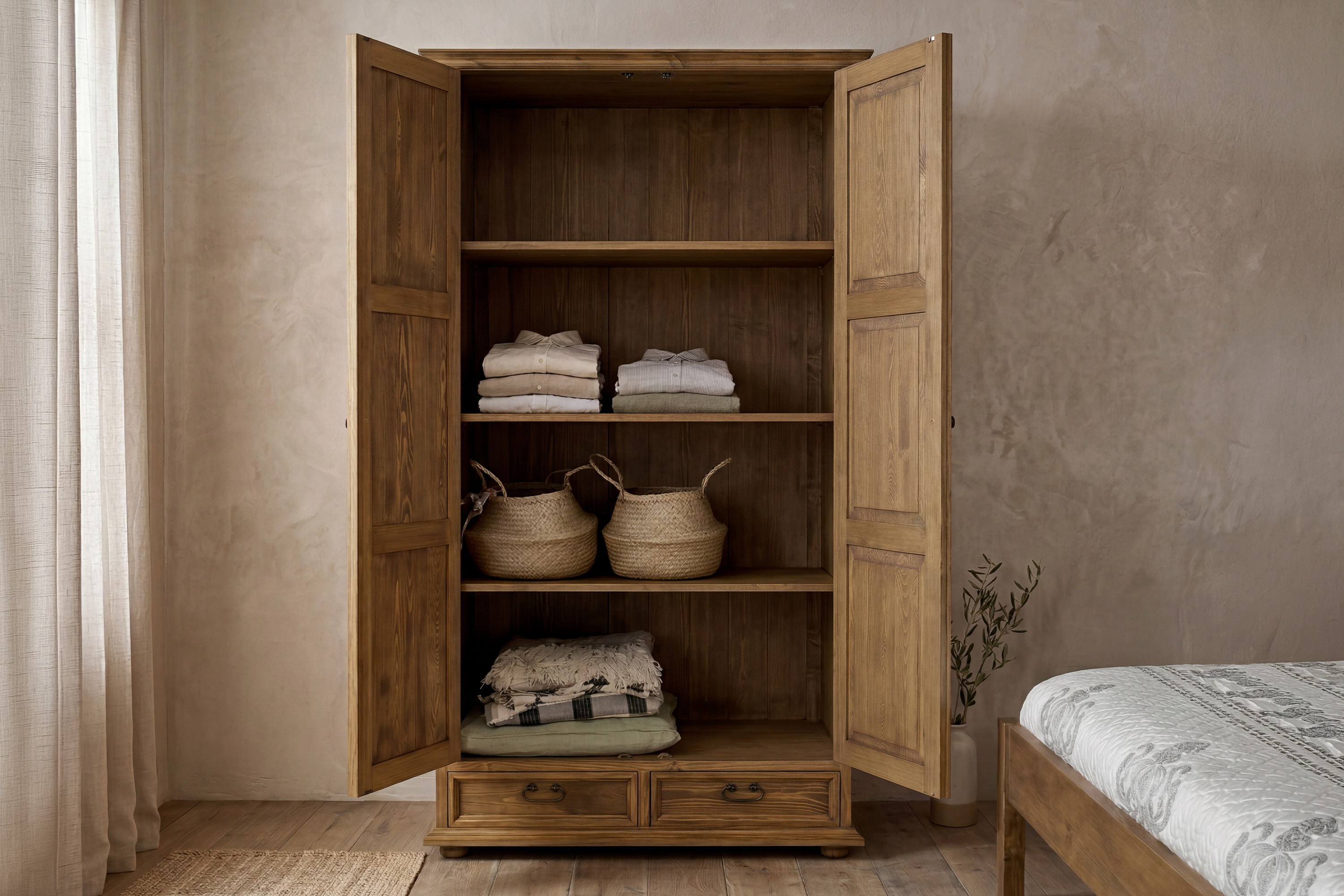 Detail vnútorného usporiadania rustikálnej šatníkovej skrine s tromi policami a dvomi spodnými zásuvkami