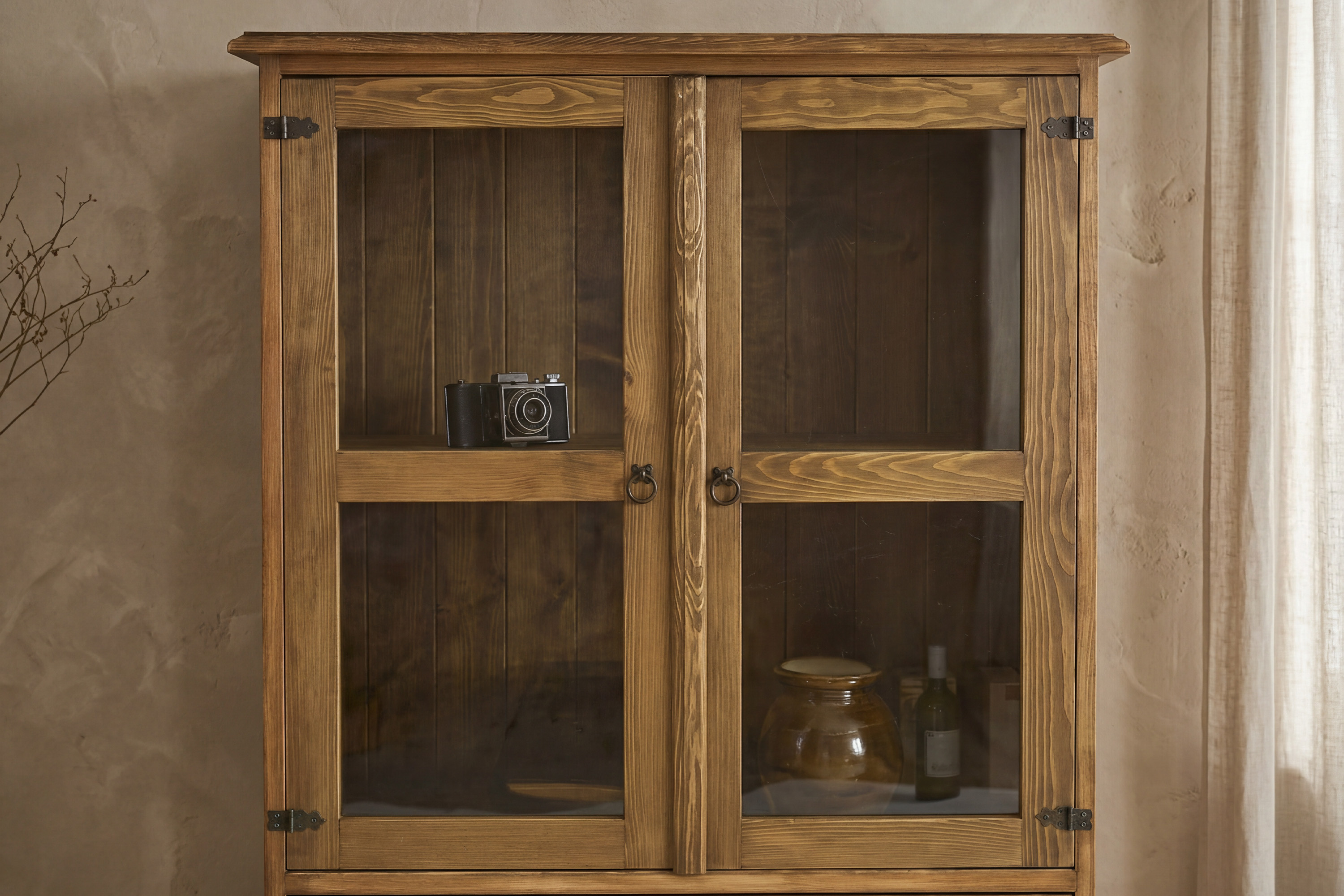 Vidéki vitrin üvegezett ajtókkal és fiókokkal