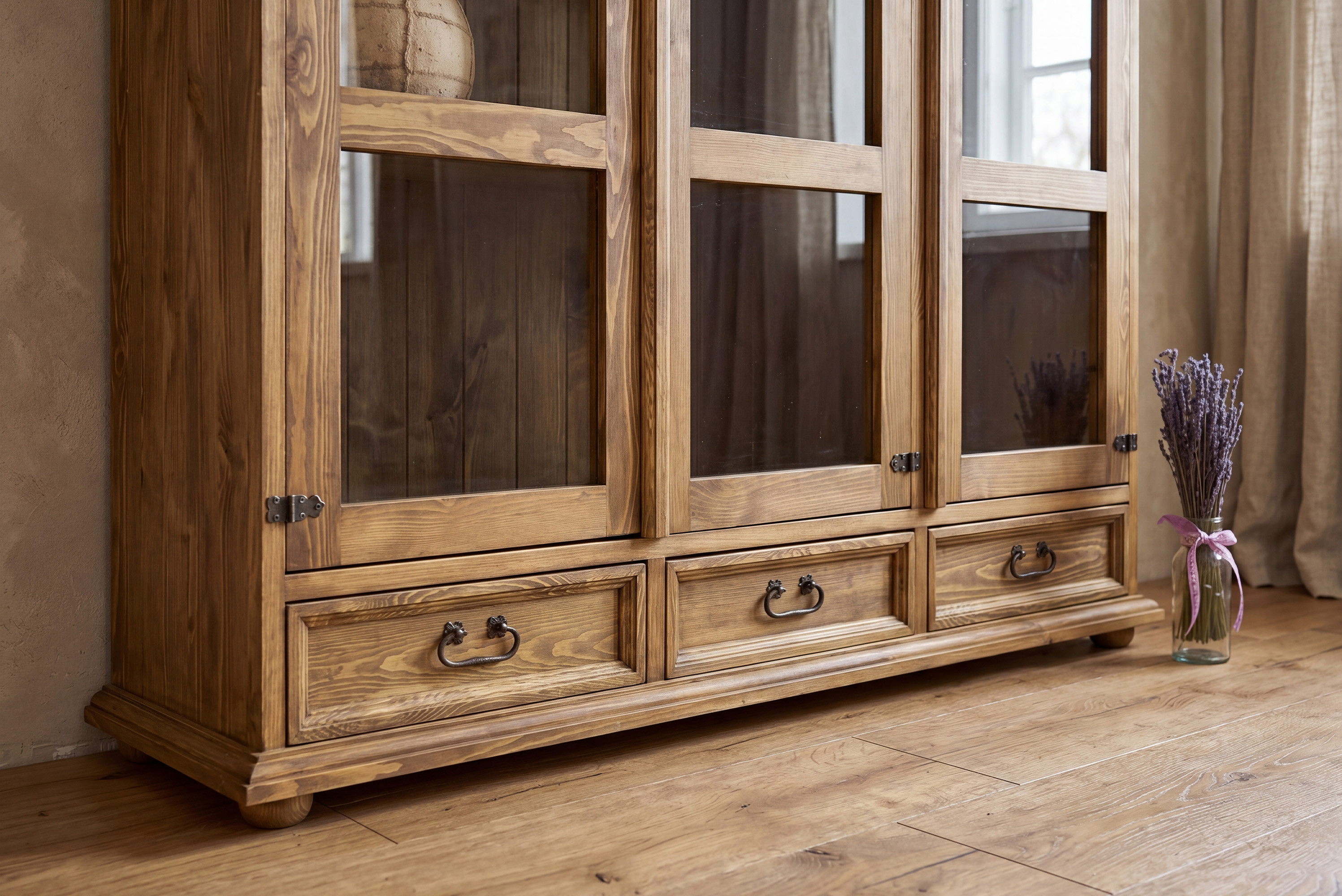 Rustikálna vitrína Venkov s tromi dvierkami, policami a zásuvkami