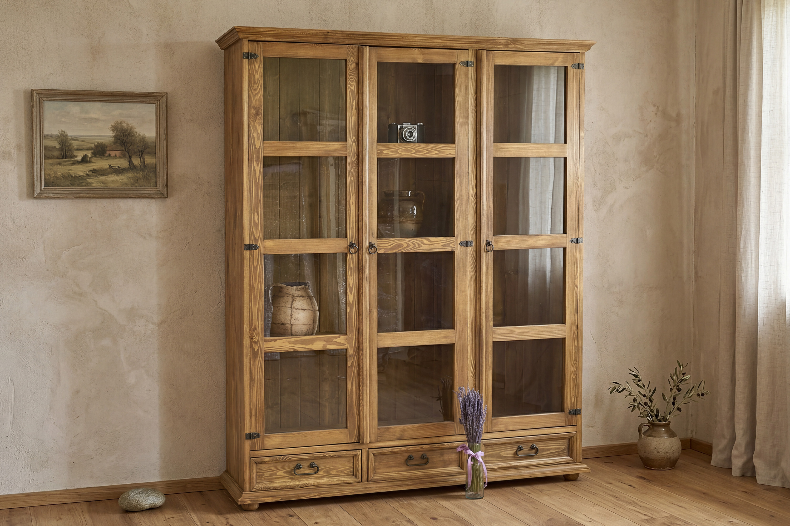 Veľká rustikálna vitrína do jedálne z masívnej borovice série Venkov
