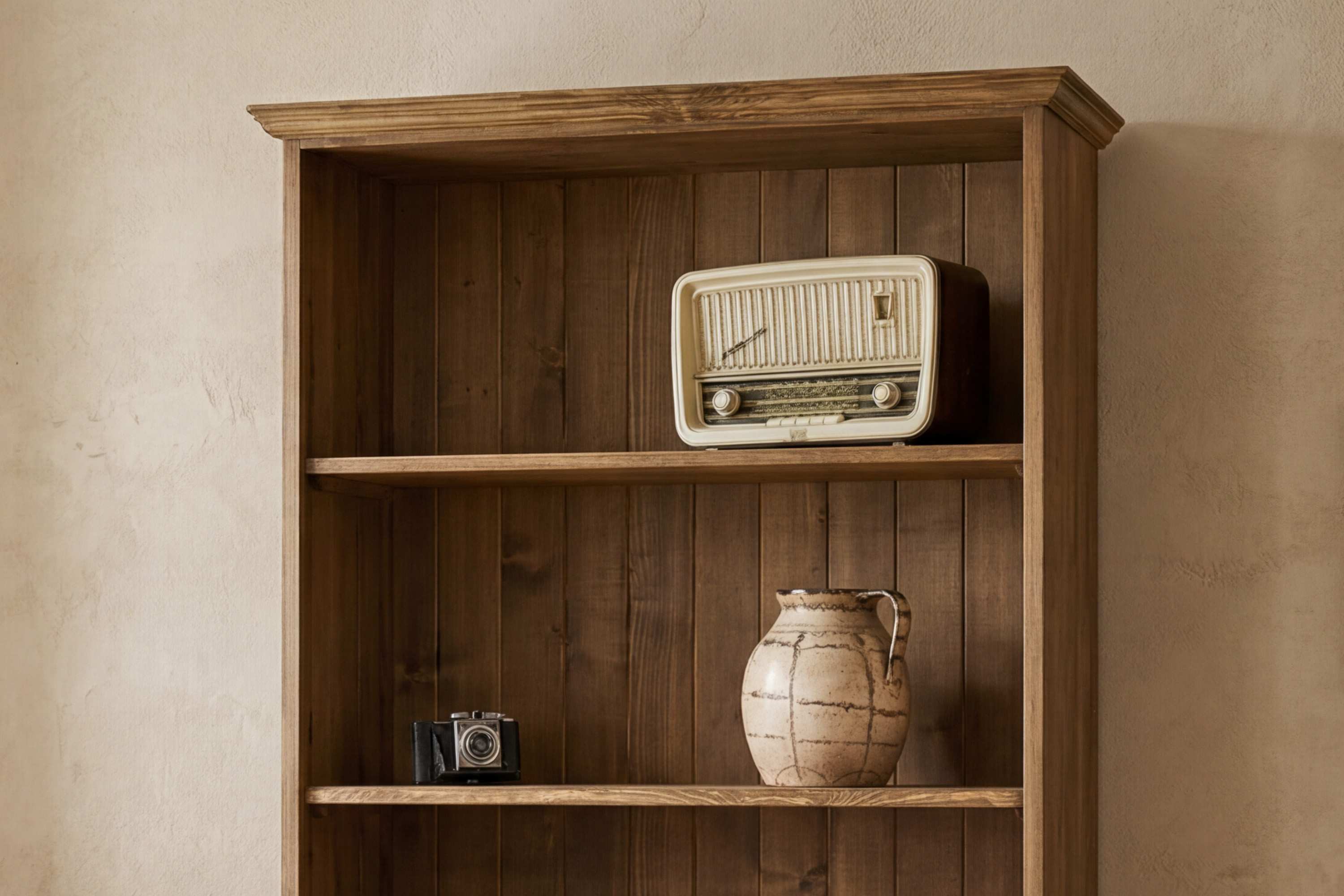 Massives Regal im rustikalen Stil mit Schubladen im unteren Bereich