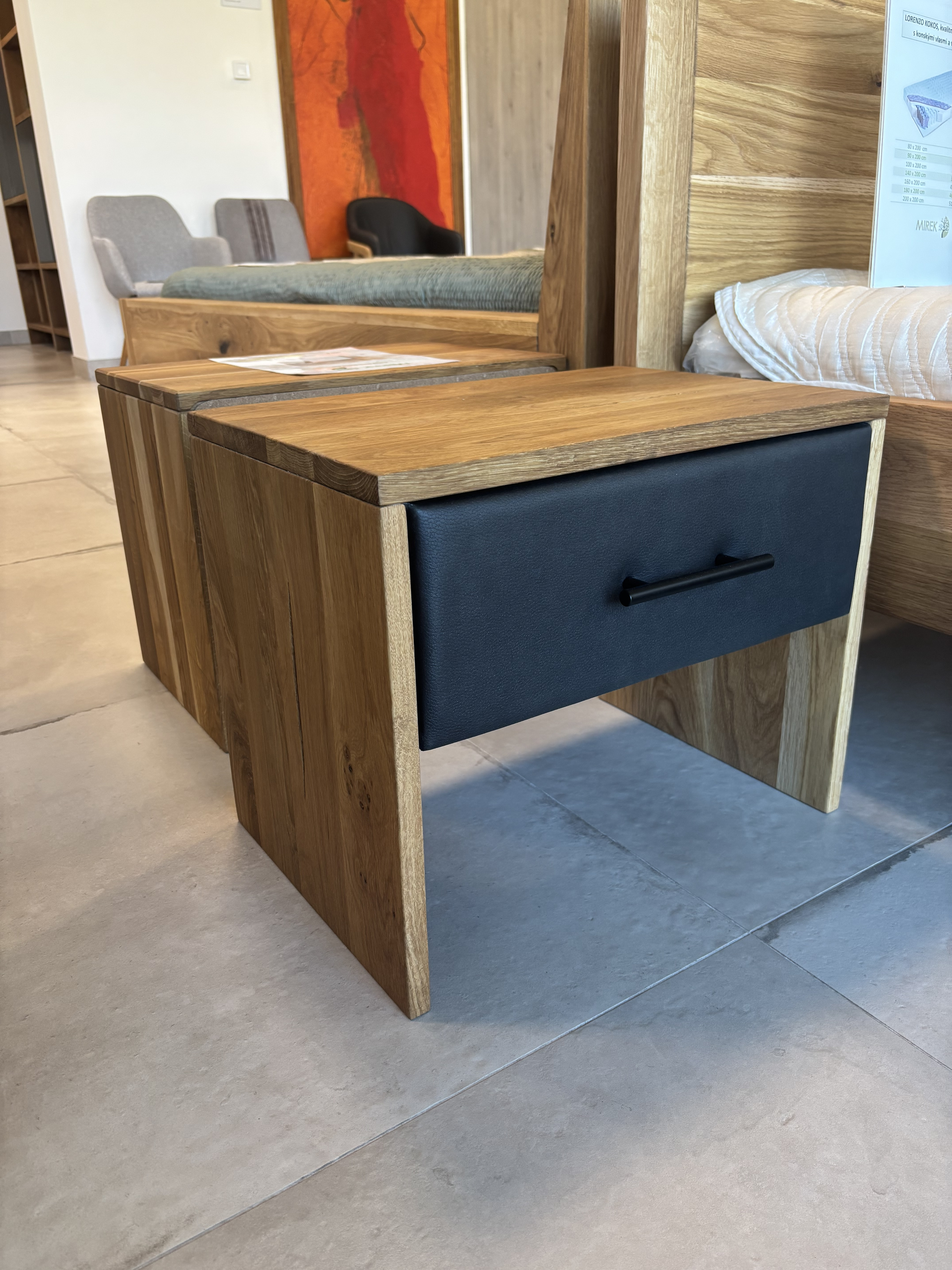 Outlet dubový nočný stolík z masívu v prírodnom oleji s čalúnenou zásuvkou