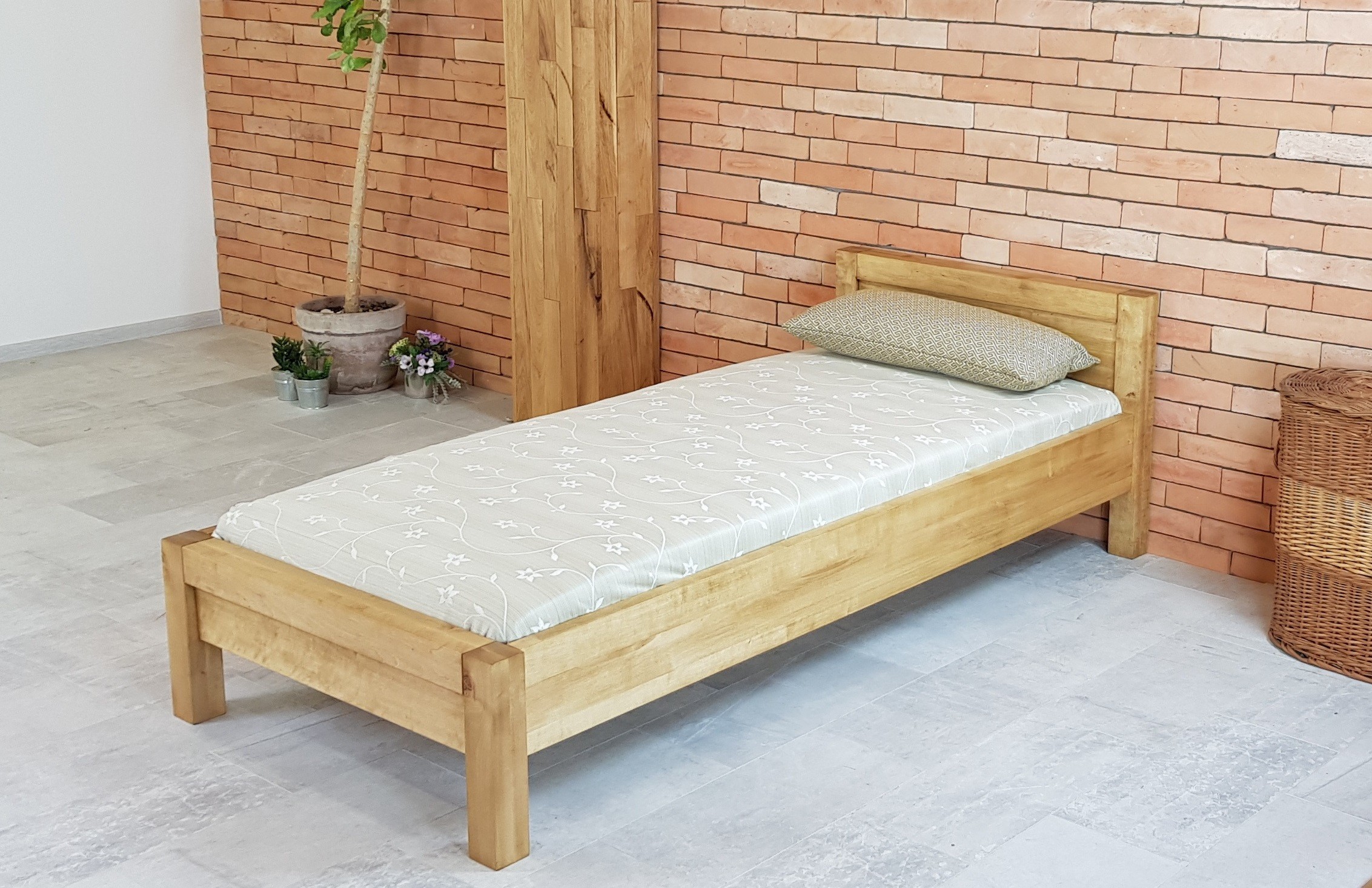 Moderní jednolůžková postel masiv barva dub, L5 90